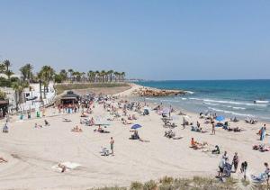 een grote groep mensen op een strand bij Torrevieja, La Torreta Ground Floor Apartment with Large Private Patio Garden in Torrevieja