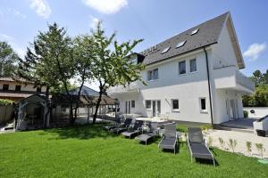 une cour avec des chaises et une table ainsi qu'un bâtiment dans l'établissement Villa Oliver 1 Siófok, à Siófok