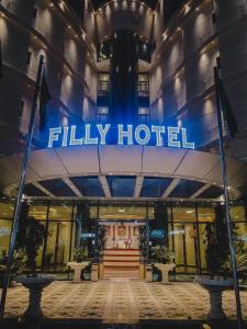 فندق فيلي Filly Hotel في حائل: فندق عليه لافته على الواجهه