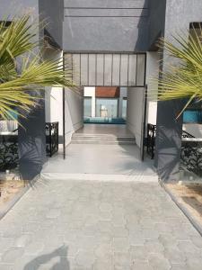 uma passagem que leva a um edifício com palmeiras em Al Salam Resort em Al Khiran