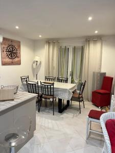 una cucina e una sala da pranzo con tavolo e sedie di Maison lumineuse à Ars en ré ad Ars-en-Ré