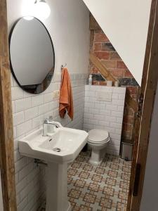 een badkamer met een wastafel en een toilet bij Willa Walerianka in Sulejówek