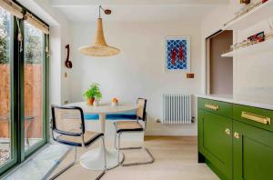 ロンドンにあるSpring Stays Cosy 2-Bed Residence with Free Parkingのキッチン(白いテーブル、椅子2脚付) +18枚の写真