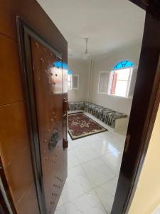 eine offene Tür zu einem Zimmer mit einem Wohnzimmer in der Unterkunft SmSm Kato in Assuan