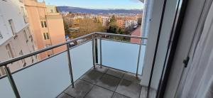 uma varanda com vista para a cidade em Lesia Apartments 4 em Brno