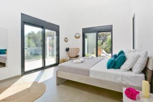 Postel nebo postele na pokoji v ubytování Villa Kalloni + 47 fotografií