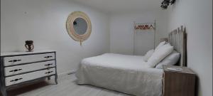 1 dormitorio con cama, espejo y tocador en Latipik, en Lançon-Provence
