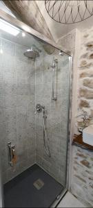 y baño con cabina de ducha y lavabo. en Latipik, en Lançon-Provence