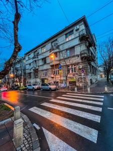 uma rua com uma faixa de pedestres em frente a um edifício em The Šljivka em Belgrado