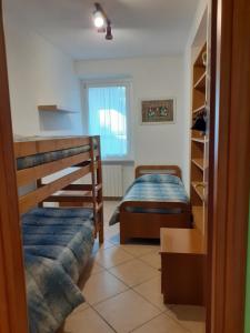 1 dormitorio con 2 literas y ventana en Casa Vacanze Valvendra, en Lovere