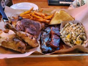 ein Tablett mit Fleisch und Pommes frites in der Unterkunft Cozy Swamp Rabbit - Sans Souci Greenville Furman in Greenville