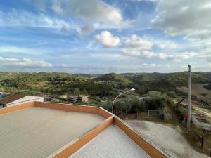 una vista desde el techo de una casa en Villa di Mergo - Privatunterkunft, Ponzano Romano en Ponzano Romano