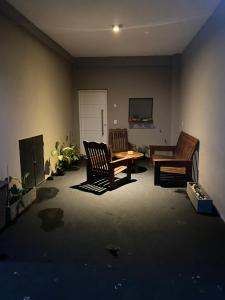 波薩達斯的住宿－Wawa Estudio，客厅配有两把椅子和一张桌子