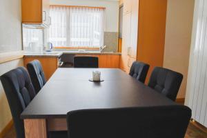 una sala conferenze con tavolo e sedie di Heidi a Saas-Fee