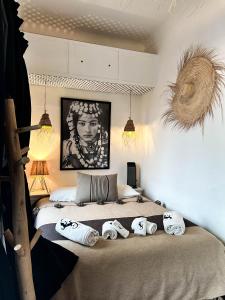una camera da letto con un letto con quattro cuscini sopra di Riad Darsahalia a Marrakech