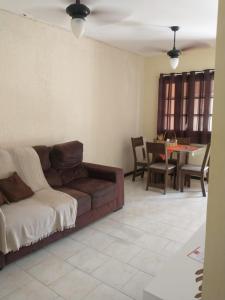 Uma área de estar em Orange House Itaipuaçu