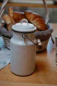 un pot de pain sur une table avec un panier de pain dans l'établissement Tofererhof, à Bad Hofgastein