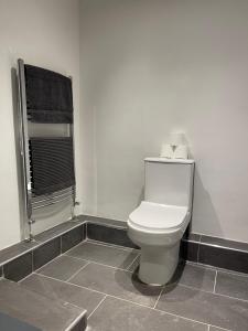 bagno con servizi igienici bianchi e finestra di Upsall Warren Cottage a Middlesbrough