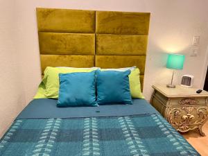 a bedroom with a bed with blue and yellow pillows at The Scandinavian Contemporary Blauw in Lake Alfred