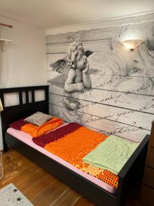 ein Schlafzimmer mit einem Wandbild eines Engels in der Unterkunft Nicole in Pfaffenhofen an der Glonn