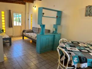 拉斯格路塔斯Nita Apart的一间设有蓝色橱柜、一张沙发和一张桌子的房间