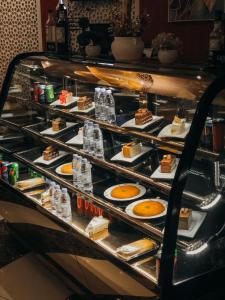 zestawu deserów w formie bufetu w obiekcie فندق فيلي Filly Hotel w mieście Ha'il