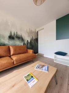 sala de estar con sofá y mesa de centro en L'Alambic à Martial, en Ménétru-le-Vignoble