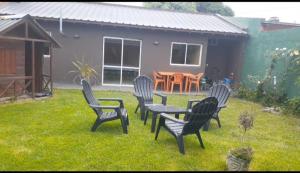 un grupo de sillas y una mesa en un patio en Miramar en Miramar