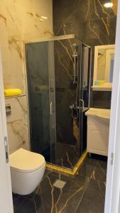een badkamer met een douche, een toilet en een wastafel bij AQABA PRO DIVERS in Aqaba
