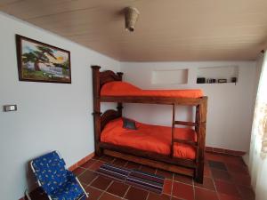 a bedroom with two bunk beds in a room at El Caña Bravo Posada, Alojamiento de Descanso in Duitama