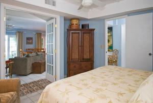 una camera da letto con un letto e un soggiorno di Beach Place Guesthouses a Cocoa Beach