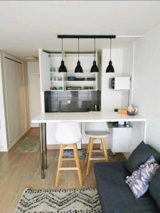 a white desk in a living room with a couch at Appartement modern cosy Rosny -centre ville in Rosny-sous-Bois