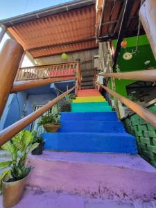 um conjunto de escadas pintadas em cores arco-íris em Jurema Camping em Itacaré
