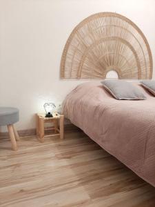 sypialnia z dużym łóżkiem i drewnianą podłogą w obiekcie Proche aéroport à pied, O Nature w mieście Tillé