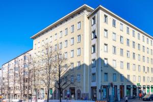 un grand bâtiment blanc au coin d'une rue dans l'établissement Modern flat in the citycenter Helsinki, à Helsinki