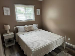 um quarto com uma cama branca e uma janela em Newly Renovated Home in Canton em Canton