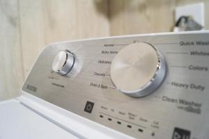 um close-up de um painel de controlo de uma máquina de lavar roupa em Newly Renovated Home in Canton em Canton
