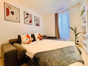 een slaapkamer met een bed en een bank bij Apartment Malaussena - Reception 24&7 - Center Libération in Nice
