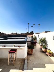 um piano sentado ao lado de um edifício com plantas em Riad Darsahalia em Marrakech