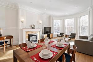 sala de estar con mesa y chimenea en Charlesgate Suites, en Boston