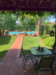 サン・ガブリエウにあるResidência familiar com piscina e área de lazerの庭園(テーブル、椅子付)