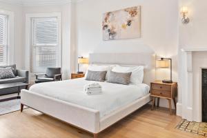 Postel nebo postele na pokoji v ubytování Charlesgate Suites