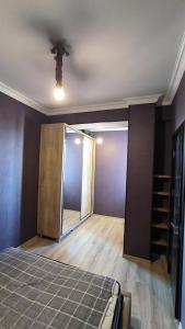 sypialnia z wentylatorem sufitowym i drzwiami do pokoju w obiekcie Regal Retreat on Queen Ketevan Avenue w mieście Tbilisi City