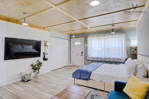 Postel nebo postele na pokoji v ubytování The Moose #5 - Modern Comfy Studio with King Bed, Free Parking & Fast WiFi