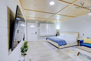 Postel nebo postele na pokoji v ubytování The Moose #5 - Modern Comfy Studio with King Bed, Free Parking & Fast WiFi