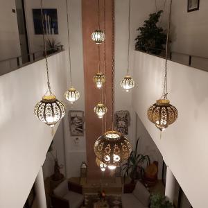 una stanza con molte luci appese al soffitto di RIAD ANYSSA a Marrakech