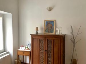 un armario en una habitación con una foto en la pared en Il Bagolaro, en Tuscania