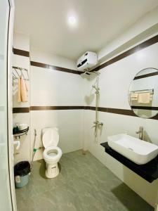 ein Bad mit einem WC und einem Waschbecken in der Unterkunft SAM HOMESTAY HUE in Hue