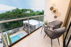 a balcony with a view of a swimming pool at Modern 2BR in La Trinitaria Sti No in Santiago de los Caballeros