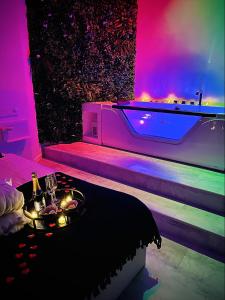 Habitación con bañera y mesa con velas en Suite in the City - Standing Hyper-centre JACUZZI CLIM WIFI, en Montpellier